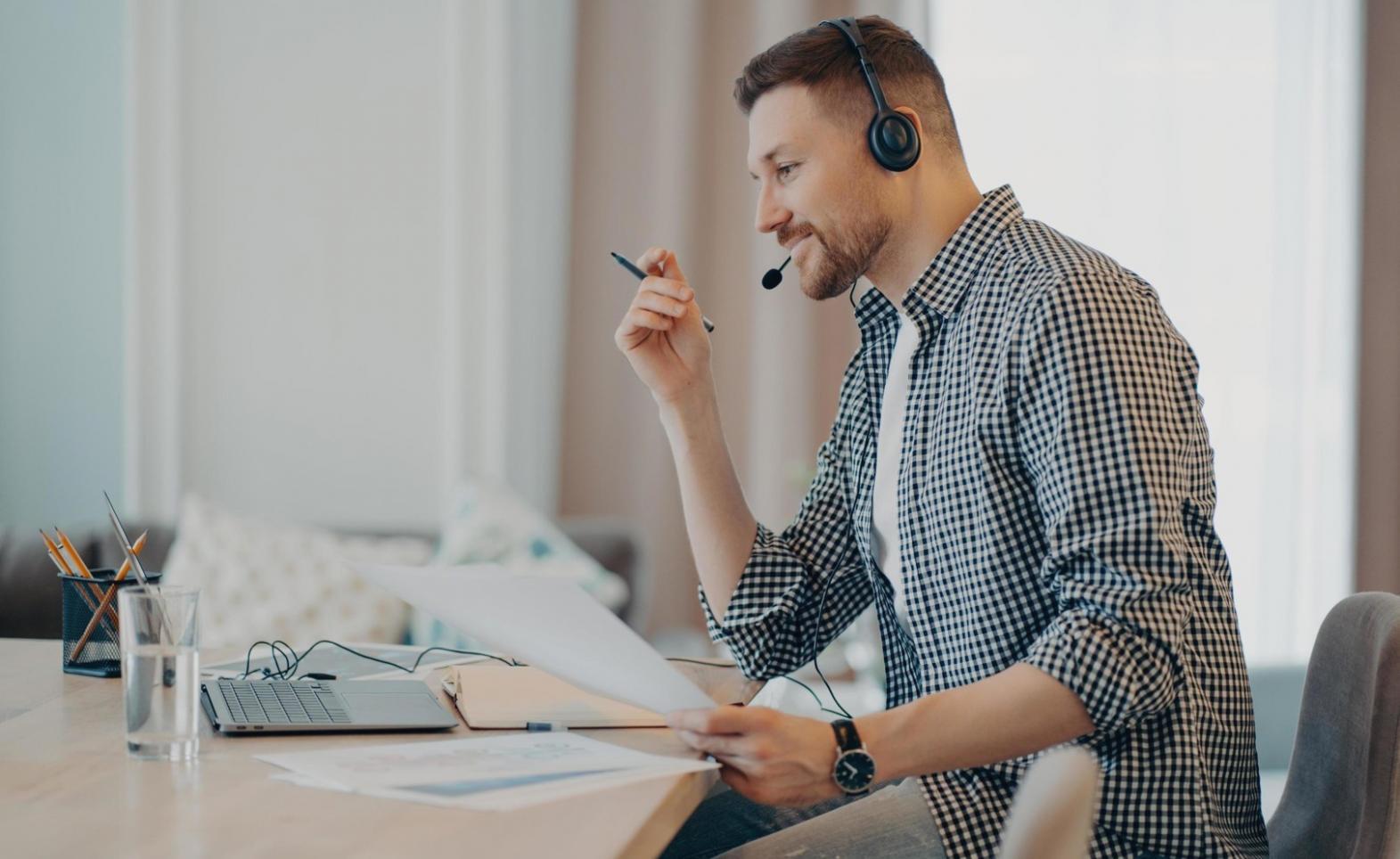 Tecnico al lavoro su problema informatico reale